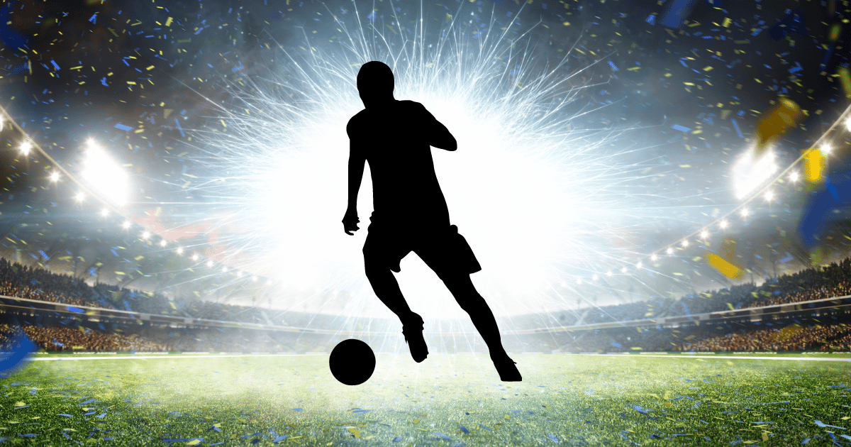 immagine di un calciatore con la palla al piede all'interno di uno stadio