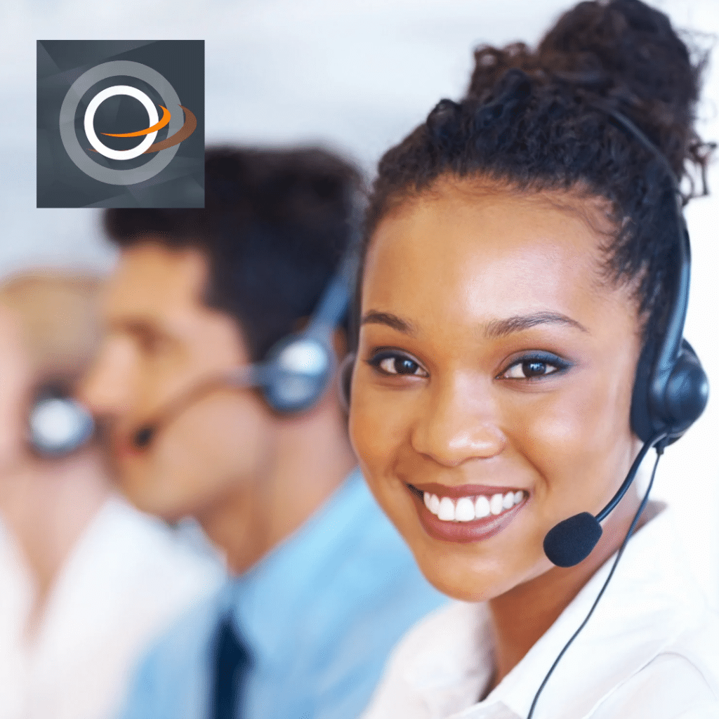 operatrice snai con cuffie e microfono che risponde ai clienti